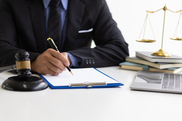 Avocat droit commercial à versailles : conseils et solutions juridiques